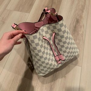 White/grey/pink checkered bucket bag